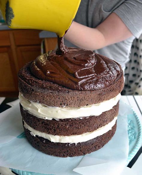 Chocolate Tuxedo Cake, Tuxedo Cake Recipe, Chocolate Tuxedo, Cake With Cream Cheese Filling, Tuxedo Cake, Easy Candy Recipes, Super Easy Desserts, Cake Kids, Ganache Recipe