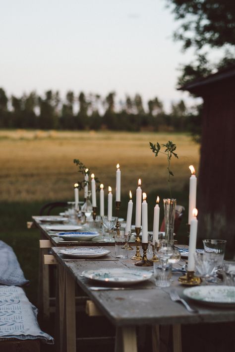 Modern Country Living, Fresh Farmhouse, Outdoor Dinner, Long Table, Al Fresco Dining, Outdoor Party, Beautiful Table, Place Settings, Decoration Table