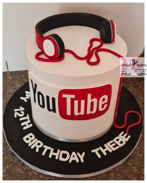 YouTube birthday party ideas you can't miss. Plan a fantastic YouTube themed party for your favorite wannabe internet star. You will be so surprised to see how easy it is to plan a YouTube birthday party. Youtube Cake Theme, 13th Birthday Cake For Boys, Youtube Birthday Cake, Unspeakable Cake, 13 Birthday Cake For Teens, 10th Birthday Cakes For Boys, Youtube Cake, Youtube Theme, Youtube Birthday