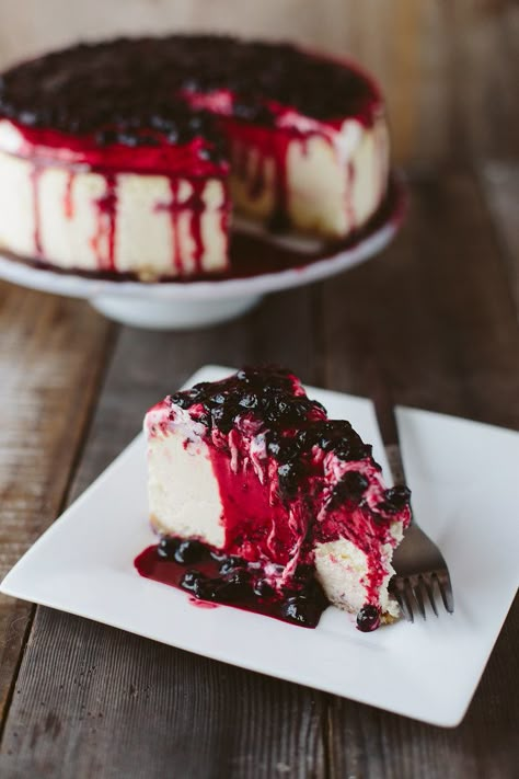 Huckleberry Sauce, Lemon Matcha, Huckleberry Recipes, Matcha Strawberry, Cake Cheesecake, White Chocolate Cheesecake, Slow Cooker Desserts, Food Cake, Iftar