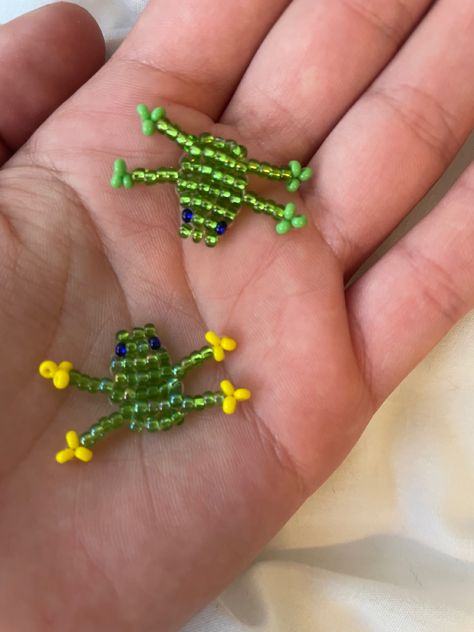 Seed Bead Frog, Bead Pets, Beaded Creatures, Wire Beading, Bead Animals, Bead Ideas, Beaded Animals, Beaded Jewelry Patterns, Amphibians