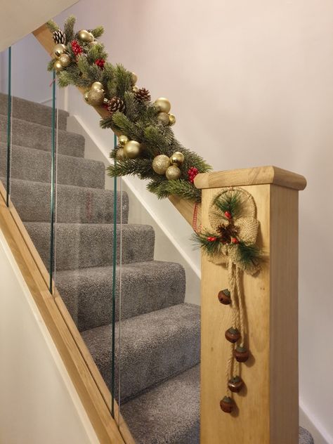 Christmas Garland glass staircase Christmas Wreath On Stairs, Glass Stairs Christmas Decor, Glass Staircase Christmas Decor, Garland On Staircase, Christmas Garland On Stairs, Staircase Garland, Christmas Hallway, Christmas Stairs Decorations, Christmas Staircase Decor