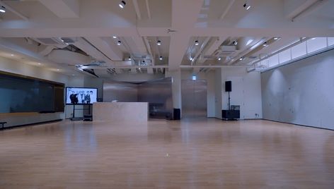 Sm Entertainment Building Interior, Dance Studio Design, Practice Room, Dance Room, Dance Rooms, Sm Entertainment, Dance School, Irish Dance, Dance Practice