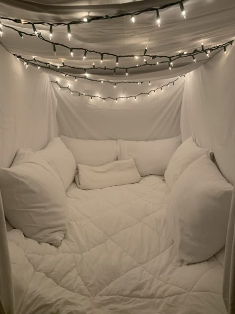 Pillow Fort Aesthetic Parents Bedroom, Fort Ideas, Sleepover Room, Reka Bentuk Bilik Tidur, Indie Bedroom, Fairy Lights Decor, String Lights In The Bedroom, Moon Rituals, Led Lighting Bedroom