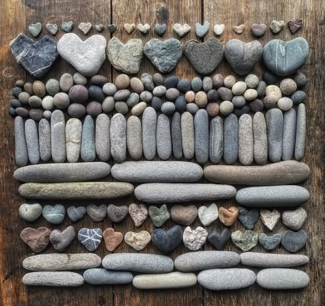 Beach Rocks Crafts, Rock Collection Display, Stone Pictures Pebble Art, Heart Shaped Rocks, Stone Wall Art, Rock Sculpture, Rock And Pebbles, Beach Rocks, Rock Decor