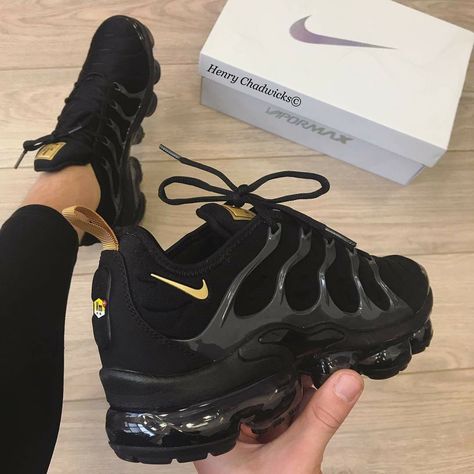 All Black Nike Shoes, Gold Nike Shoes, All Black Nikes, Black Nike Sneakers, Gold Nike, Pink Nike Shoes, Dr Shoes, White Nike Shoes, Black Nike Shoes