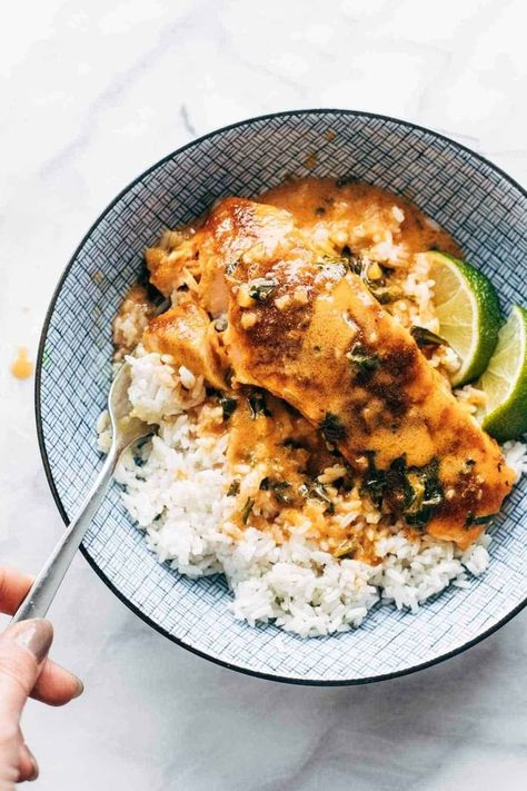 Coconut Curry Salmon Recipe - Pinch of Yum Coconut Curry Salmon, Coconut Salmon, Curry Salmon, Salmon Curry, Curry Coconut, Pinch Of Yum, Salmon Spices, Coconut Curry Sauce, Broiled Salmon