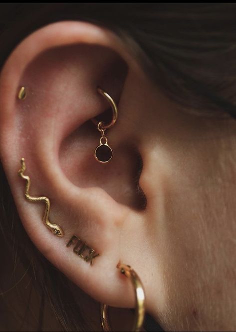 Rook piercing, rook hoop, hoop charms, multiple ear piercings, gold jewelry Piercings Gold Jewelry, Gold Earring Piercing, Ear Piercing Tattoo, Gold Ear Jewelry Aesthetic, Piercing Inspo Ear Gold, Ear Aesthetic Piercing, Earrings For Two Piercings, Piercings Ear Gold, Earings Piercings Gold