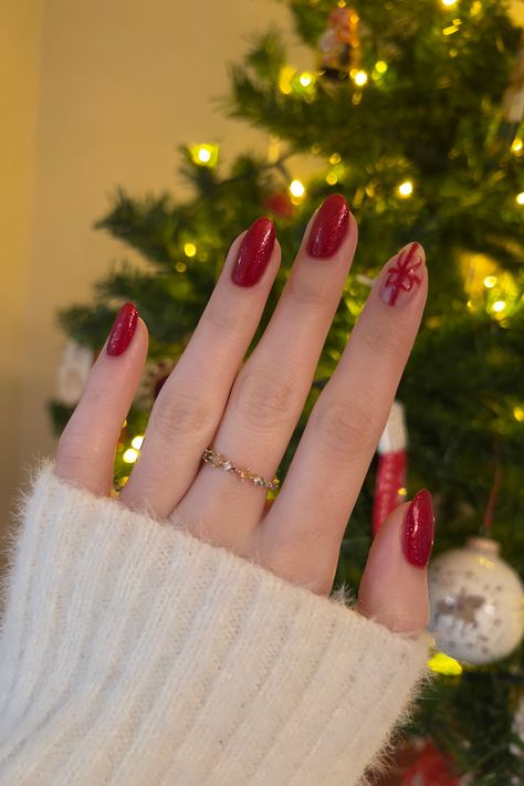 One Color Christmas Nails, Short Nail Design Christmas, Minimal Christmas Nails Red, December Nails Natural, Christmas Plain Nails, Plain Christmas Nails Simple, Cute Subtle Christmas Nails, Subtle Red Christmas Nails, Present Christmas Nails