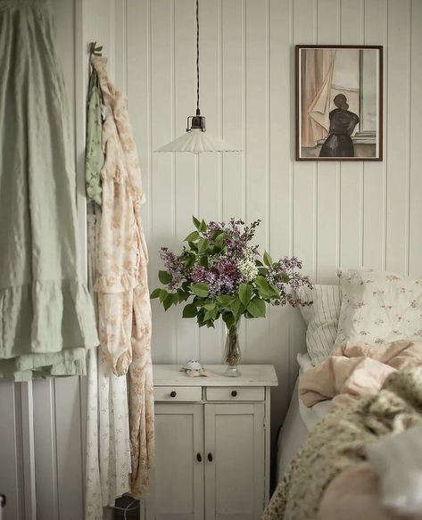 Seeking Lavender Lane, Cottagecore Home, Cottage Aesthetic, Cottage Bedroom, White Cottage, Vintage Cottage, Cottage Living, Interior Deco, Cozy Cottage