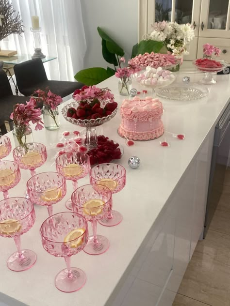 24th Bday Ideas, Girly Birthday Decorations, Birthday Pregame, Pregame Aesthetic, Extravagant Birthday Party, 17. Geburtstag, Galentines Day Ideas, 21st Bday Ideas, Valentines Party Decor