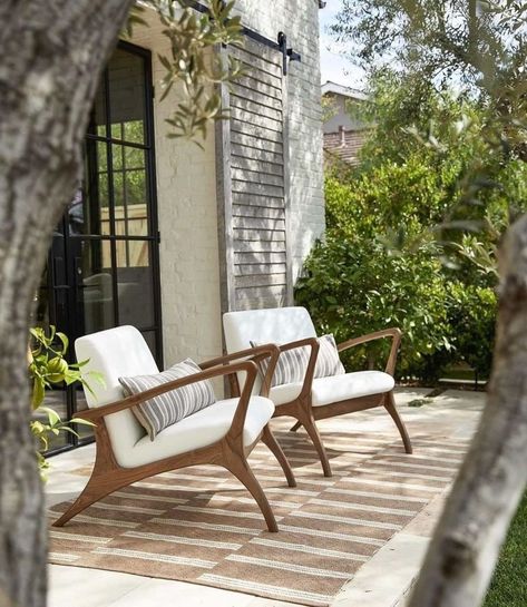 @interior_delux: “Relaxing on the porch 👌🏼 Enjoying the last weeks of summer 🙌🏼 • • #porch #chair #terrace #patio…” Deck Seating Area, Kursi Outdoor, Desert Tones, Deck Seating, Building Inspiration, Patio Inspiration, Concrete House, Outdoor Accents, Modern Outdoor Furniture