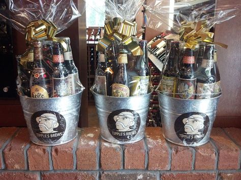 Beer basket idea Beer Can Gift Ideas, Beer Auction Basket Ideas, Beer Gift Basket Ideas, Beer Present Ideas, Beer Hampers Gift Ideas, Beer Basket Ideas For Men, Beer Gift Basket For Men, Craft Beer Basket Ideas, Beer Box Gift Ideas