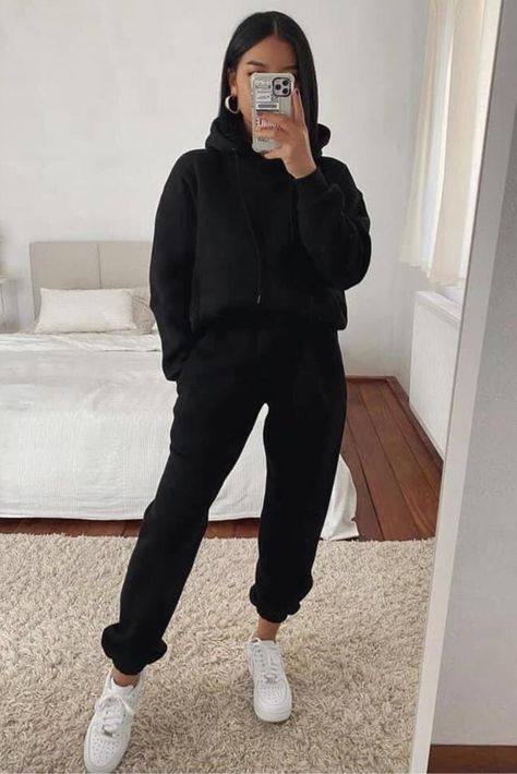 Comfy Sweatpants Outfit, Stylish Sweatpants Outfits, Simple Winter Fashion, Theatre Outfit, Sweatpants Outfits, Comfy Casual Outfits, Comfy Sweatpants, Fashion Trends Winter, Winter Outfit Inspiration