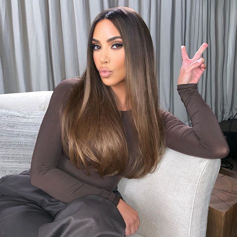 Autumn hair color Cool Chocolate brown 🍂 @kimkardashian Kim Kardashian Hair, Kardashian Hair, Chocolate Brown Hair, Color Chocolate, Brown Blonde Hair, New Hair Colors, Hair Color Balayage, Light Brown Hair, Brown Hair Colors