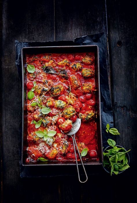 11x recepten met gnocchi die je vandaag nog wil maken - Foodies Kale Gnocchi, Fresh Dinner Ideas, Balsamic Tomatoes, Donna Hay Recipes, Baked Kale, Mushroom Sauce Recipe, Canned Butter, Pork Meatballs, Vindaloo