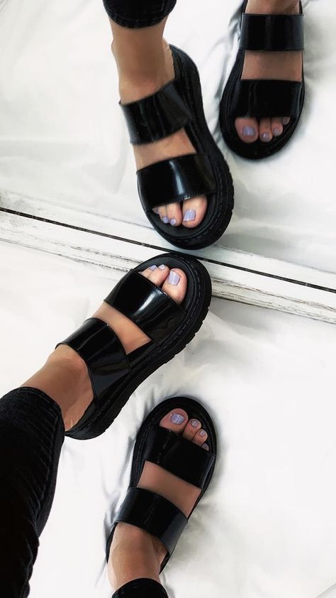 Sandalia Mujer Vegan Moda Verano 2021 Plataforma Baja Negro Nike Sandals, Fashion Shoes Sandals, Ankle Strap Sandals Heels, Cool Summer Outfits, Melissa Shoes, Chunky Shoes, Fresh Shoes, Womens Sandals Wedges, Shoes Design