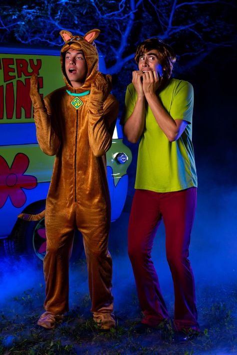 This Shaggy Adult Scooby Doo Costume comes with a green v-neck shirt and reddish brown pants. Men's Hooded Costume Sleep Pajama Union Suit Outfit. When you dress up in this Scooby Doo Shaggy outfit, you'll look just like everyone's favorite mystery-solving slacker. #men #halloween #costume #scooby_doo Scooby Halloween Costumes, Classic Scooby Doo, Scooby Doo Disfraz, Scooby Halloween, Shaggy Costume, Scooby Doo Shaggy, Scooby Doo Costumes, Mystery Inc, Halloween Duos