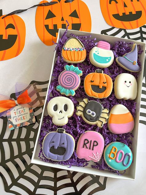 Halloween Birthday Cookies, Witch Cookies, Halloween Cookie Designs, Color Cookies, Friends Cookies, Cutout Cookie, Cow Cookies, Wide Photo, Cookies Halloween