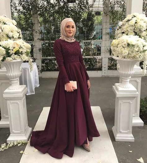 Image may contain: 1 person, standing Hijab Prom Dress, Hijabi Wedding, Hijab Gown, Hijab Dress Party, Hijab Wedding Dresses, Wedding Classy, Designer Gown, Lingerie Shoot, Soiree Dress