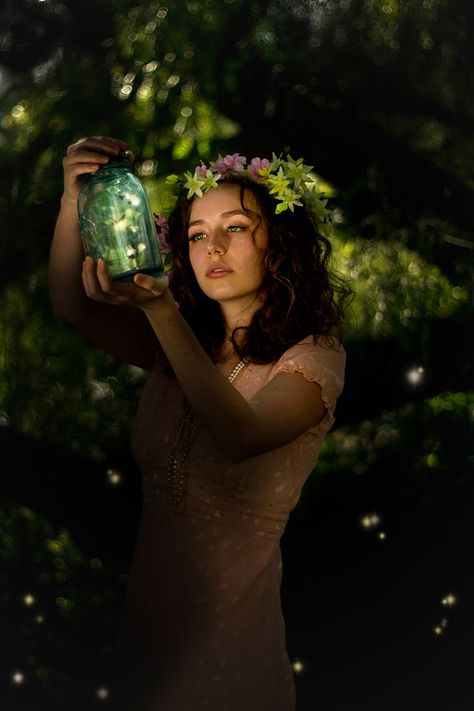 Catching Fireflies - Love it! Catching Pose Reference, Jar Of Fireflies, Firefly Photography, Fire Flies, Fireflies In A Jar, Fairy Photoshoot, Catching Fireflies, Oil Painting Woman, Fairies Photos