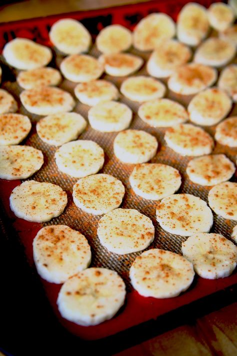 Baked Cinnamon Banana Chips Save on Dough and Added Sugars Baked Banana Chips, Cinnamon Bake, Banana Splits, Banana Chips, Ripe Bananas, Baked Banana, Dehydrated Food, Cinnamon Banana, Dehydrator Recipes