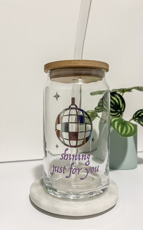 Taylor Swift Koozie, Taylor Swift Glass Painting, Taylor Swift Cup Ideas, Taylor Swift Glass Cup, Taylor Swift Starbucks Cup, Taylor Swift Tumbler Cup, Taylor Swift Pottery Ideas, Taylor Swift Items, Taylor Swift Gift Basket