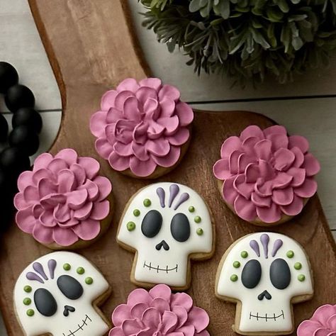 Day Of The Dead Cookies Decorated, Sugar Skull Cookies Decorated, Day Of The Dead Cookies, Skull Cookies Decorated, Mexico Cookies, Skull Cookie Decorating, Skull Sugar Cookies, Sugar Skull Cookies, Galletas Halloween