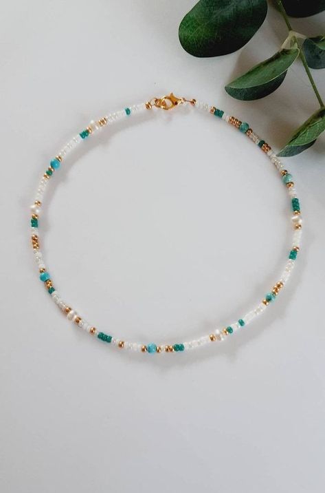 Winter Seed Bead Necklace, Tiny Bead Necklace Ideas, Beads Combinations, Beaded Choker Ideas, Turquoise Beaded Bracelets, Seed Bead Necklaces, Pearl Bead Necklace, Seed Bead Choker, Turquoise Beaded Necklace