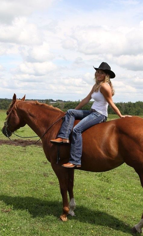 Sexy Blonde horseback riding Pictures With Horses, Wilde Westen, Southern Girls, Cowboy Girl, Cowgirl And Horse, Western Riding, Estilo Country, Cowboy Up, Country Women