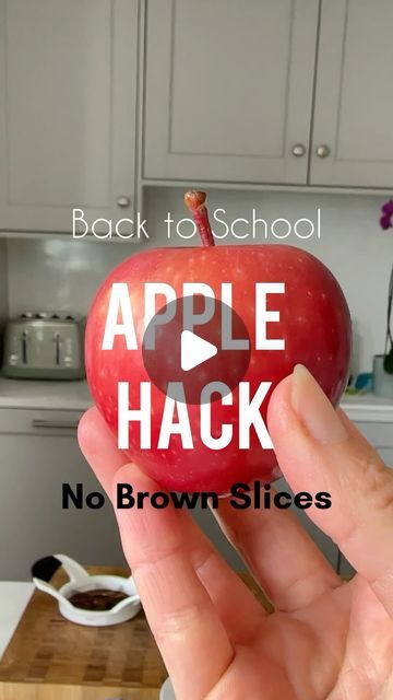 Lou Robbie on Instagram: "🍎 Save this hack and follow me for more lunchbox ideas @littleloucooks   🍏Some kids prefer their apples sliced, especially smaller kids. Here’s a handy tip to prevent the apples from browning.   1 Apple- sliced  2 cups of water- 400ml 1 tsp salt   🍏The best way to prevent apples slices browning is to soak the cut apple in a saltwater solution (half a teaspoon of salt per cup of water) for 10 minutes. Then drain, pat dry and store in a pot in the fridge until ready to add to the lunchbox.  *They keep for 24 hours. Can be prepared the night before and kept in the fridge.  SHARE with a parent   💕- Nifty OXO apple slicer gadget from @organisedstore - kindly #gifted   #backtoschool #lunchboxideas #lunchboxhacks   Will you try it?" Preserving Apples Slices, How To Keep Apples From Browning, Apples Slices, Keep Apples From Browning, Lunch Box Hacks, Apple Slicer, The Lunchbox, Kids Cooking, Lunchbox Ideas