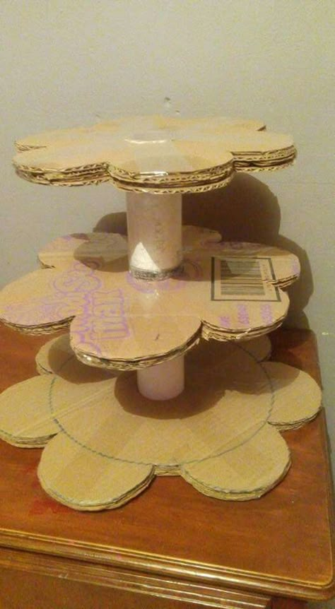 Candy Land Room Decor, Birthday Stand Ideas, Carton Cake, Manualidades Cute, Cardboard Cupcake Stand, Christmas Decorations Diy, Easy Diy Room Decor, Candy Land Christmas Decorations, Candy Land Christmas Decorations Diy