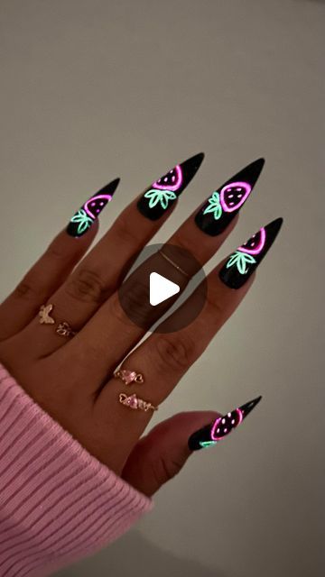 Neon Sign Nails Designs, Neon Sign Nails, Neon Strawberry, Glow In The Dark Nails, Black Strawberry, Makeup Nails Art, Nail Techniques, Nail Tutorial, Glow Nails