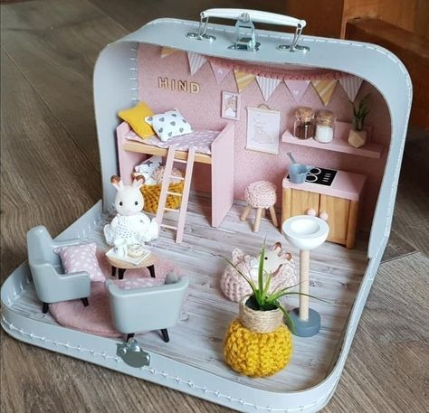 Dollhouse Suitcase Diy, Doll House Suitcase, Diy Doll Suitcase, Paper Flower Diy, Travel Dollhouse, Kids Doll House, Doll House Plans, Mini Doll House, Doll House Crafts