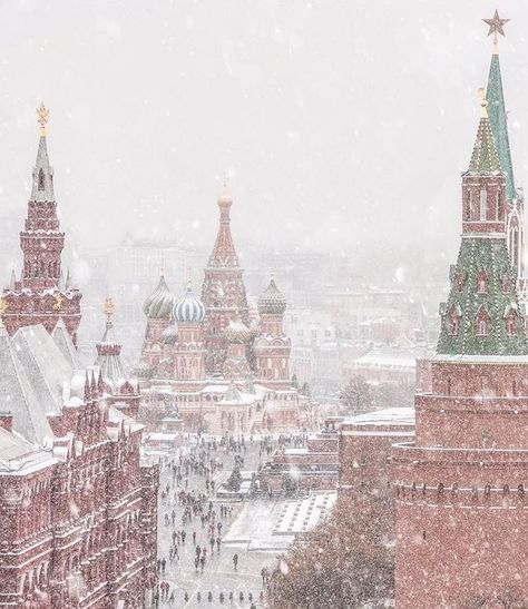 Snow in Moscow Russian Christmas Aesthetic, Grisha Orders, Moscow Winter, Winter Cottagecore, Get Paid To Travel, Paid To Travel, Russian Winter, St Basil's, Russian Architecture