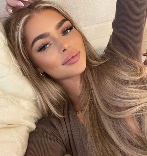 Honey Blonde W Highlights, Blonde Hair On Tan Skin Brown Eyes, Blonde Hair For Dark Hair, Brown Skin With Blonde Hair, Hair Color Ideas For Dark Blonde, Blonde Hair With Dark Eyebrows, Hair Colors For Cool Skin Tones, Luxury Hair Color, Blonde Hair On Brown Skin