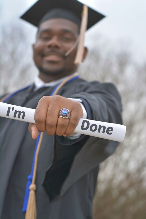 Graduation Party Photoshoot, Graduation Photo Poses For Boys, Make Graduation Pictures, Graduation Shoot Ideas Men, Graduation Photos For Men, Graduation Boy Pictures, Graduation Pictures High School Boys, Graduation Photoshoot Ideas For Guys, Guy Graduation Pictures High Schools