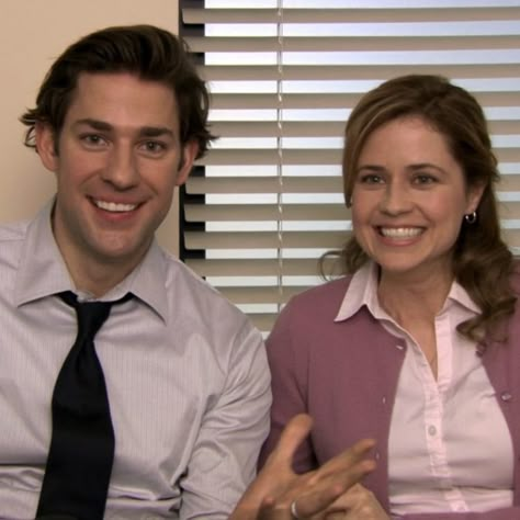 cuties the office Jim Pam Aesthetic, Pam The Office Icons, The Office Desktop Wallpaper, Jim And Pam Aesthetic, Tv Shows Aesthetic, The Office Pictures, Sitcom Couples, The Office Icons, The Office Jim And Pam