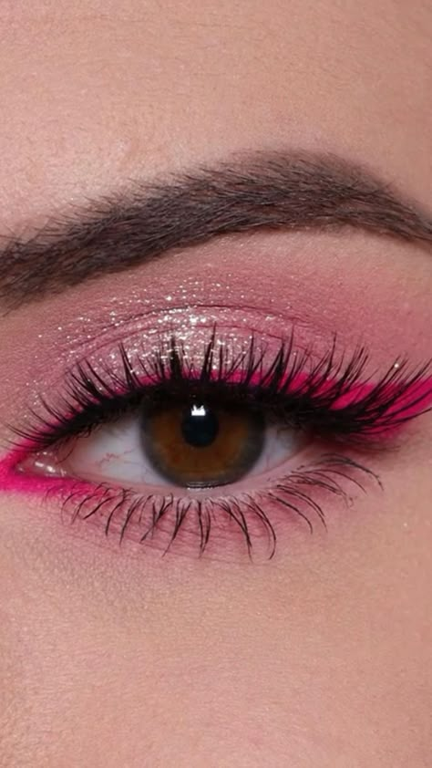 Tutorial de maquiagem com sombra e delineado rosa. Gostou? Me siga para mais dicas como … em 2022 | Ideias de maquiagem natural, Ideias de maquiagem, Tutoriais de maquiagem Carnaval Make-up, No Make Up Make Up Look, Pinterest Tutorial, Pretty Eye Makeup, Prom Eye Makeup, Cute Eye Makeup, Eye Makeup Pictures, Makijaż Smokey Eye, Pinterest Makeup