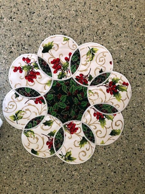 Round Table Mats Ideas, Round Christmas Placemats, Candle Mats Patterns Free, Round Placemats Patterns, Place Mats Ideas Dining Rooms, Round Table Runners, Circle Table Runner, Round Table Runner, Quilt Placemats