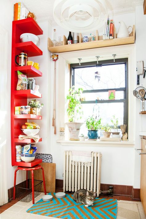 Trick The Eye - Smart Ways To Make Your Home Look Bigger Storage Tricks, Container Ideas, Space Apartments, Corner Storage, Tiny Apartment, Gorgeous Kitchens, Diy House Projects, Vertical Storage, Furniture Hacks