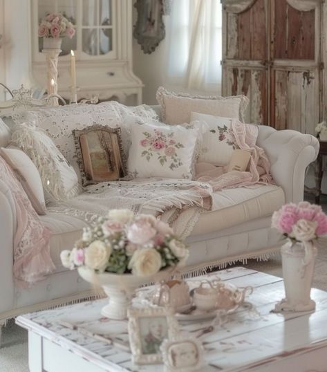 Cottage Core Living Room, Layered Textiles, Vintage Rooms, Living Room Lighting Ideas, Room Lighting Ideas, Cottagecore Living, Shabby Chic Bedroom Furniture, Bedroom Furniture Makeover, Boho Bedroom Ideas