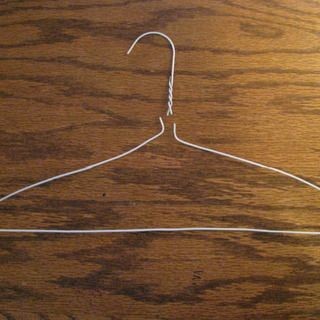 Metal Coat Hanger Crafts, Wire Hanger Art, Wire Hangers Repurpose, Metal Hanger Crafts, Wire Coat Hanger Crafts, Coat Hanger Crafts, Decorated Clothes Hangers, Coat Hanger Ideas, Hanger Ornaments