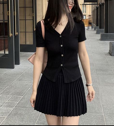 Skirt With Stockings Outfit Black, Knee Length Black Skirt Outfit, Short Black Dress Aesthetic, Outfit First Date, Classy Edgy Outfits, First Date Outfit, Minimalist Fashion Women, Date Outfit Casual, Stylish Work Attire