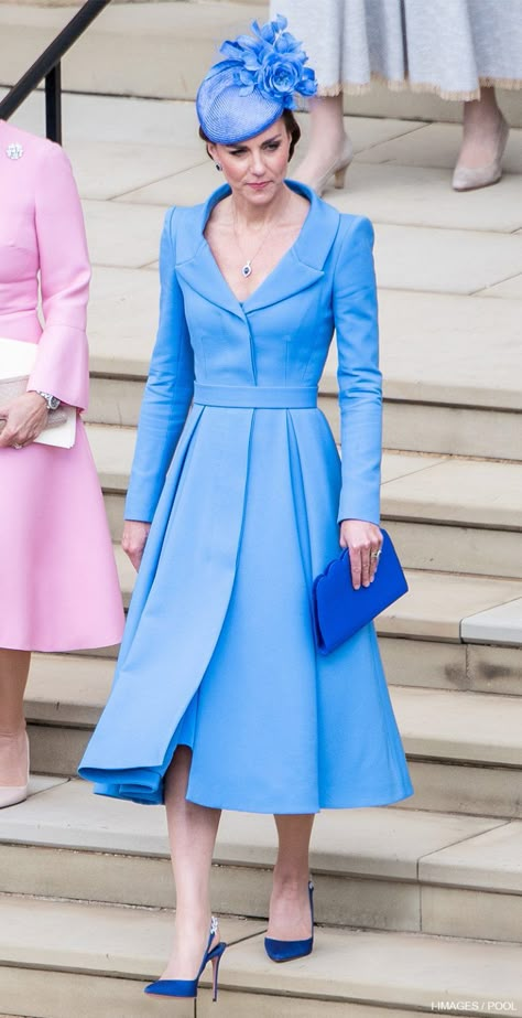 Kate Middleton's Outfits • Latest Clothes Worn By Princess Kate Kate Middleton Blue Dress, Kate Middleton Coat, Kate Middleton Style Dresses, Style Kate Middleton, Duchesse Kate, Kate Middleton Style Outfits, Düşes Kate, Rich Girl Outfits, Kate Middleton Fashion