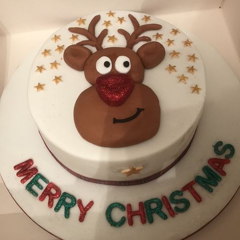 Cake Icing Ideas, Reindeer Cake Christmas, Rudolf Cake, Christmas Cake Decorating Ideas Round, Fondant Reindeer, Christmas Cake Reindeer, Reindeer Cake, Decor Tort, Christmas Knits