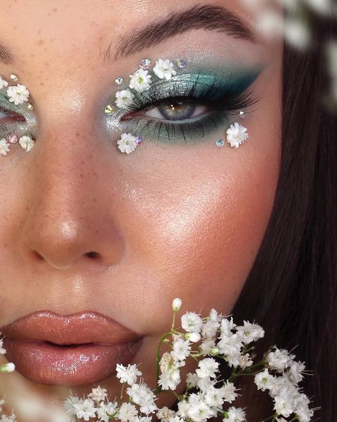 Unique Wedding Makeup Looks, Dried Flower Makeup, Midsommar Makeup, Mint Makeup Looks, Flower Make Up, Makeup With Flowers, Floral Makeup Looks, Floral Eye Makeup, Flower Makeup Looks