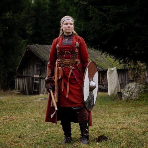 Finnish Historical Clothing, Visigoths Women, Historic Viking Clothing, Norse Traditional Clothing, Viking Era Clothing, Viking Clothing Women Warriors, Nordic Clothing Viking, Historical Viking Clothing, Traditional Viking Clothing