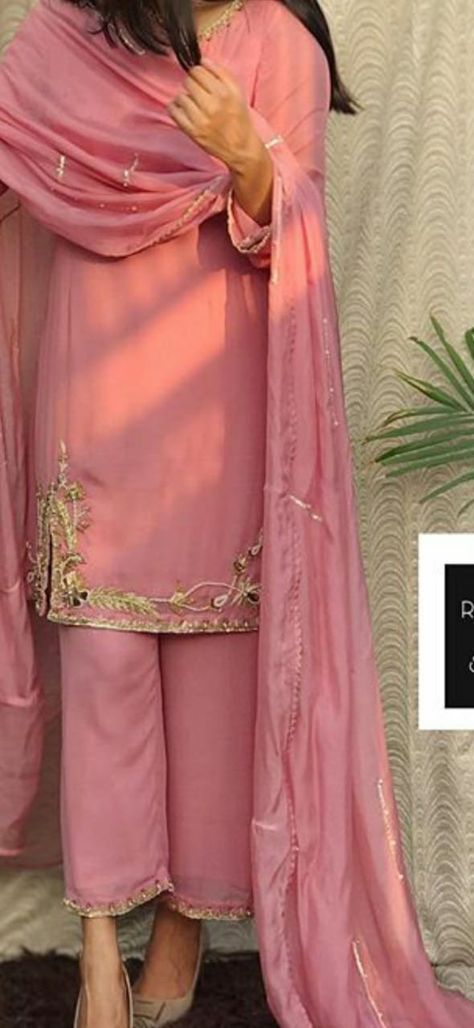 Punjabi Suit Stitching Style, Punjabi Wedding Suit Bridesmaid, Girlish Punjabi Suits Designs, Pink Punjabi Suit Party Wear, Girlish Suits Designs, Peach Colour Suit, Pink Pakistani Suit, Simple Punjabi Suits, Pink Punjabi Suit