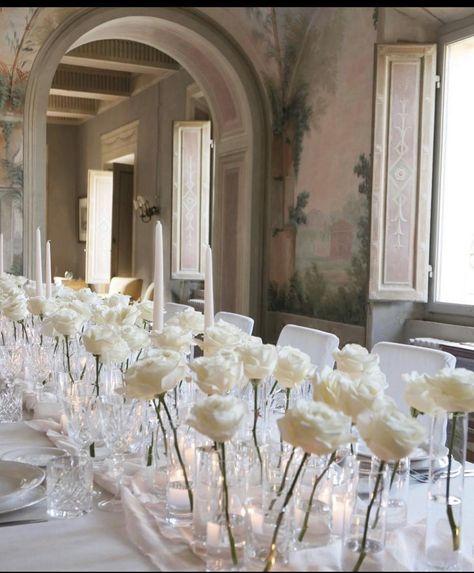 White Flower Bridal Shower, Timeless White Wedding Flowers, Wedding Morning Decor, Timeless Simple Wedding, Villa Catignano, Romantic Wedding Table Decor, Wedding Dinner Table Setting, Table Florals, Romantic Table Setting